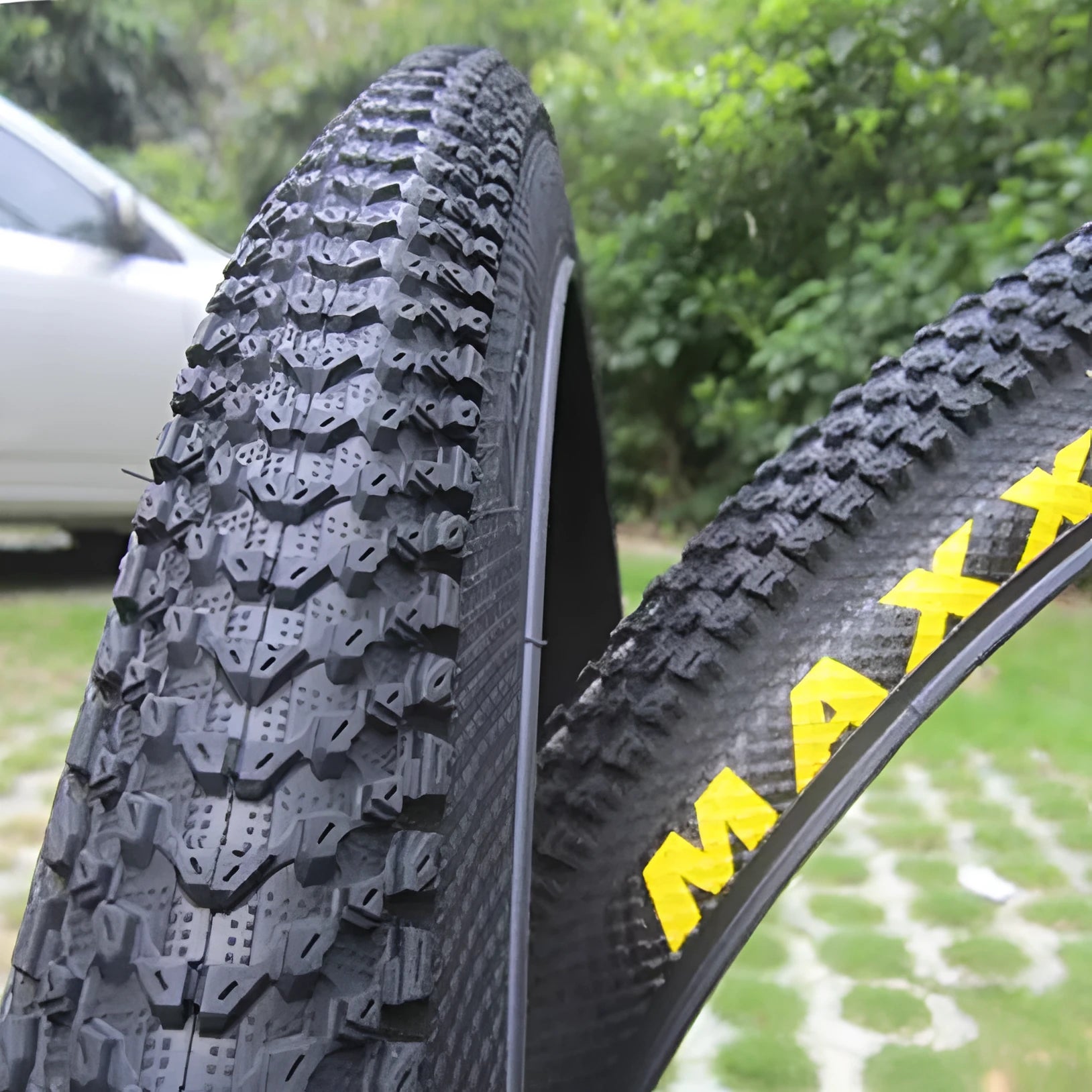 Ultralight mountain bike tyre with reinforced sidewall, shown in a 29x2.1 size with white label.