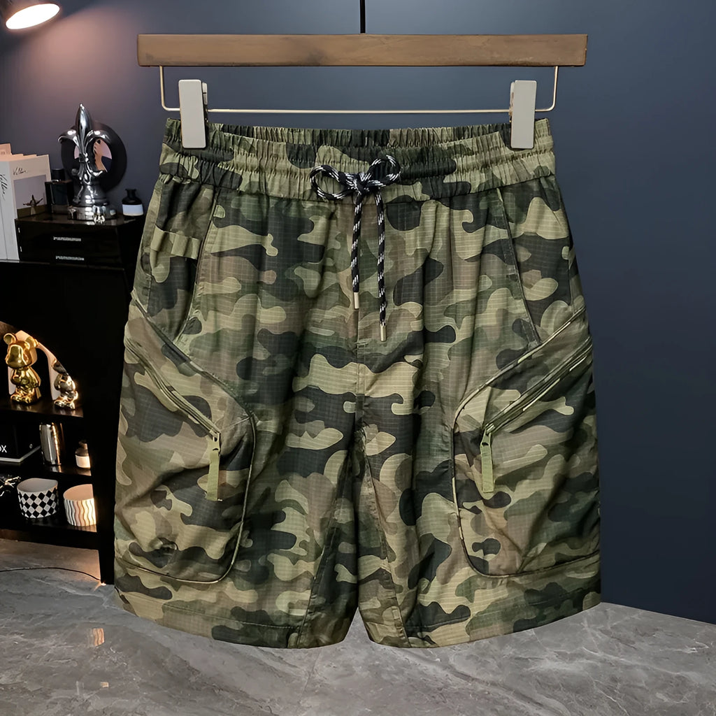 Men's camouflage cargo shorts in loose-fit quick-drying cotton blend fabric