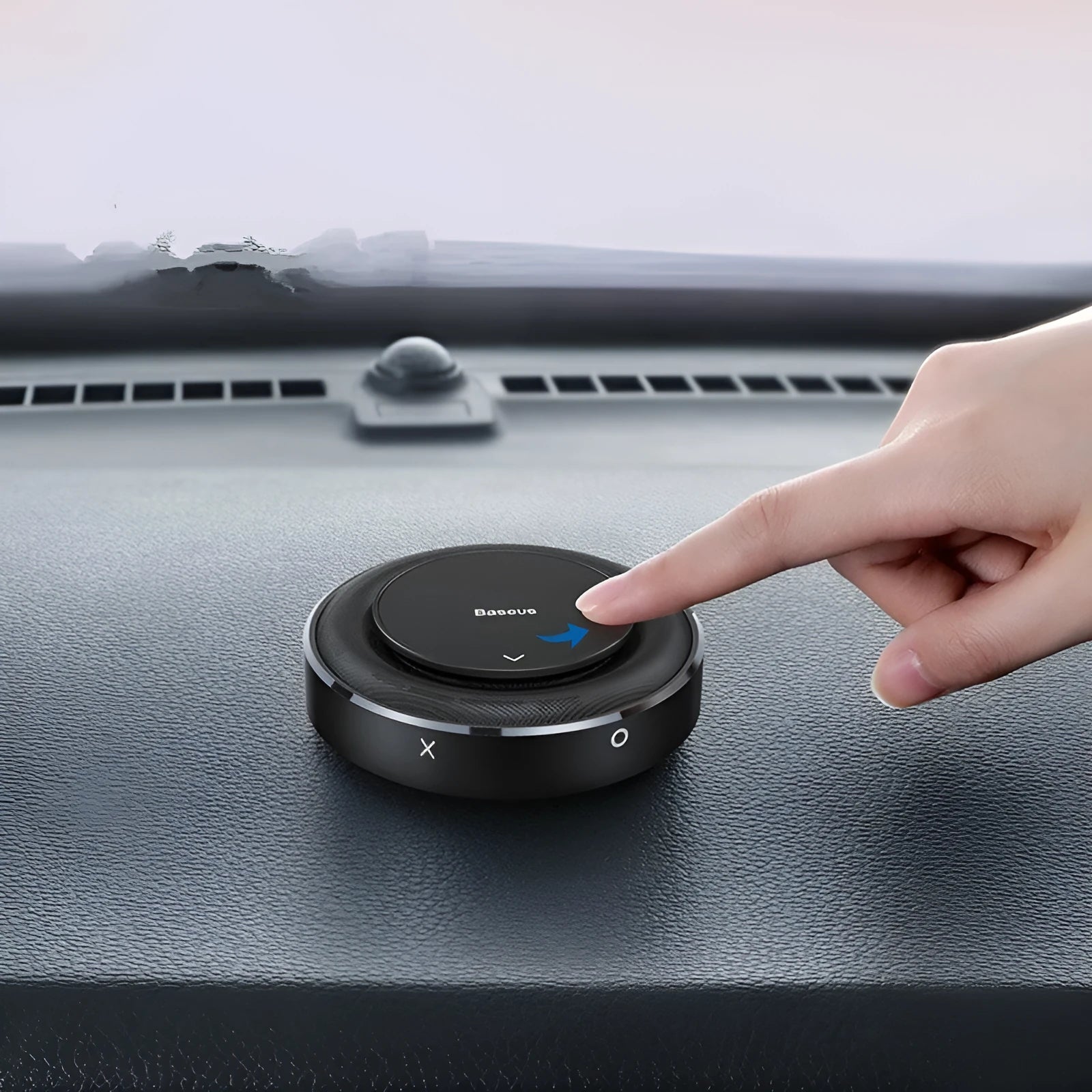 Round aluminium alloy car fragrance holder in black, red, or silver with four replacement tablets