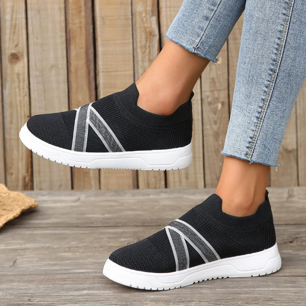 Women's black flat-bottom flyknit mesh shoes with round toe and tassel detail