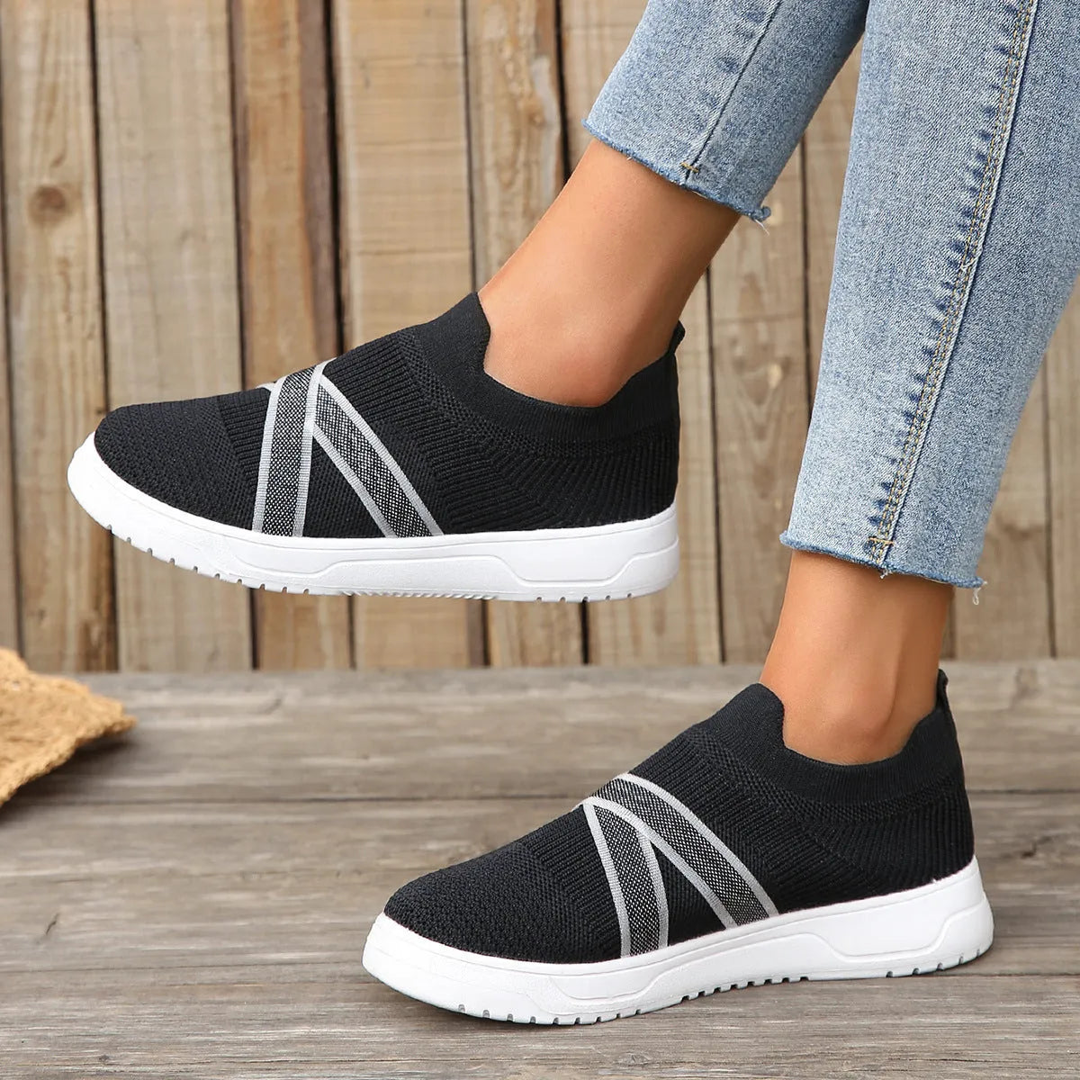 Women's black flat-bottom flyknit mesh shoes with round toe and tassel detail