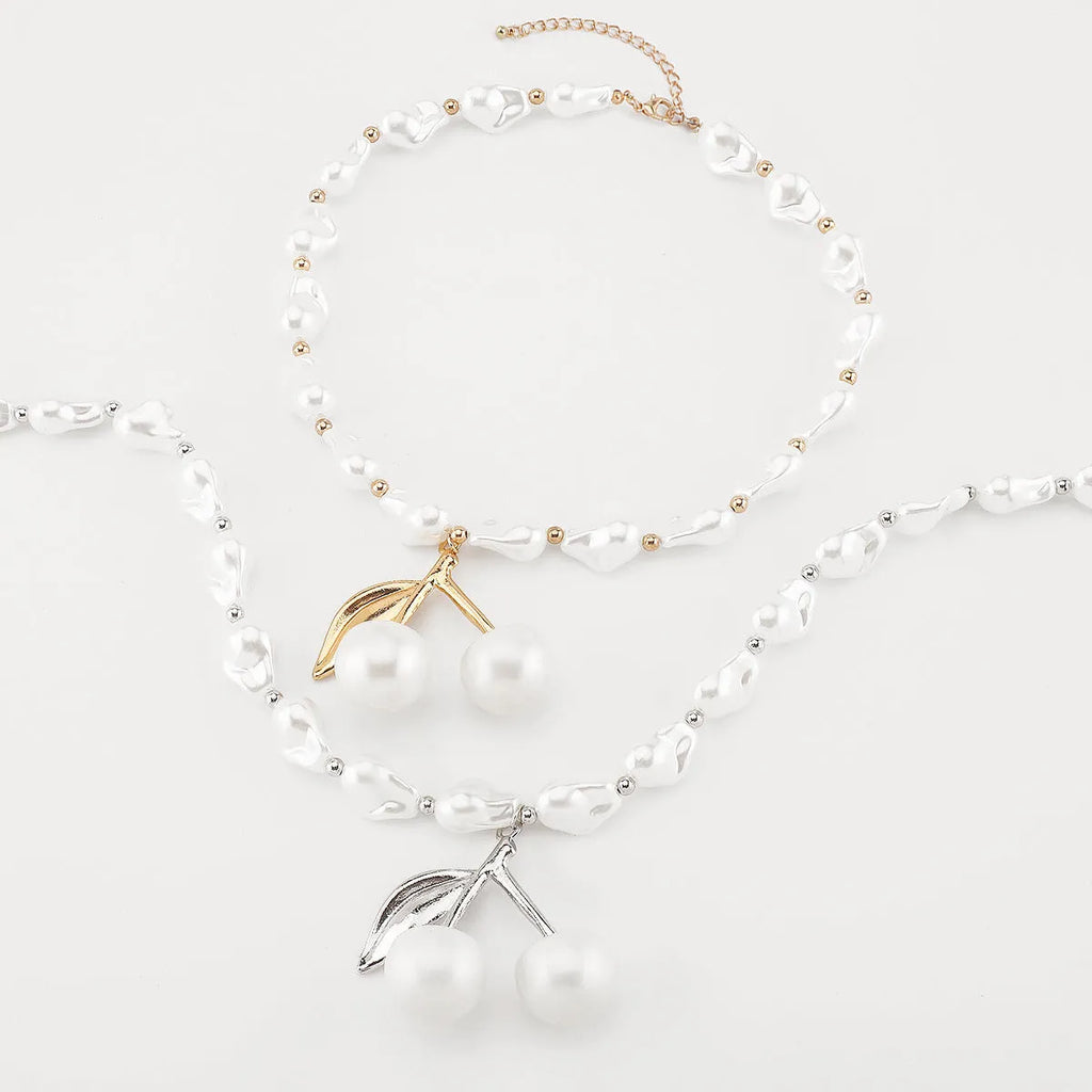 Adjustable women's necklace with cherry fruit pendant and pearl-style chain in gold or white K