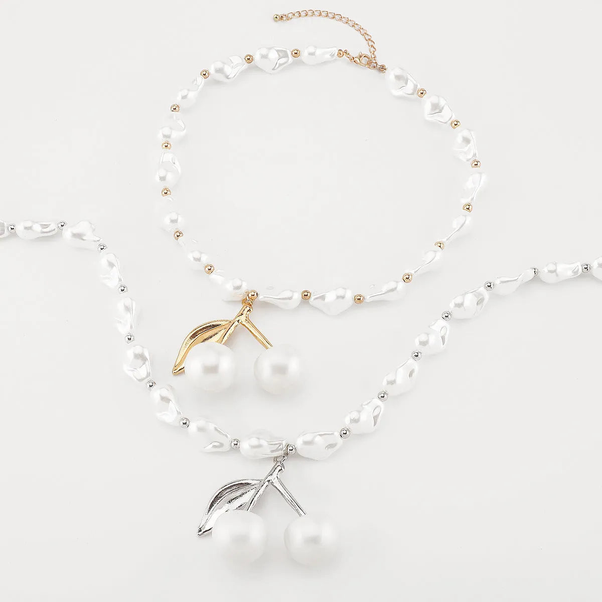 Adjustable women's necklace with cherry fruit pendant and pearl-style chain in gold or white K