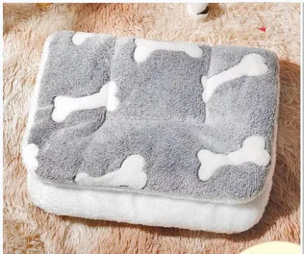 Four seasons cat mat in lamb wool and flannel, thickened double-sided, shown in grey and white star pattern