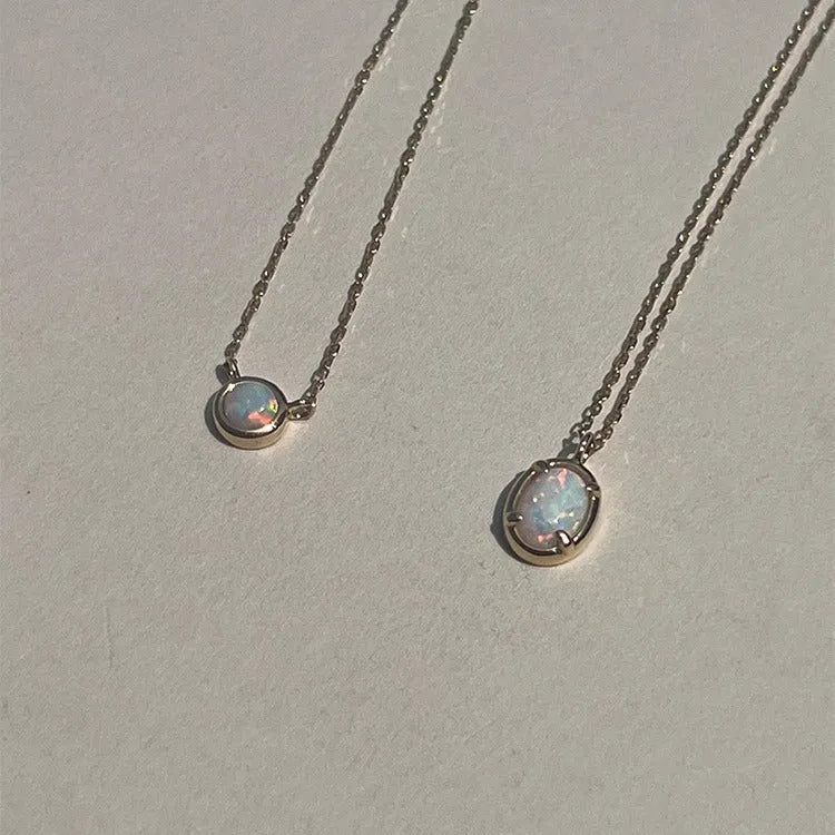 Geometric oval pendant necklace with jelly opal in 925 silver with gold finish