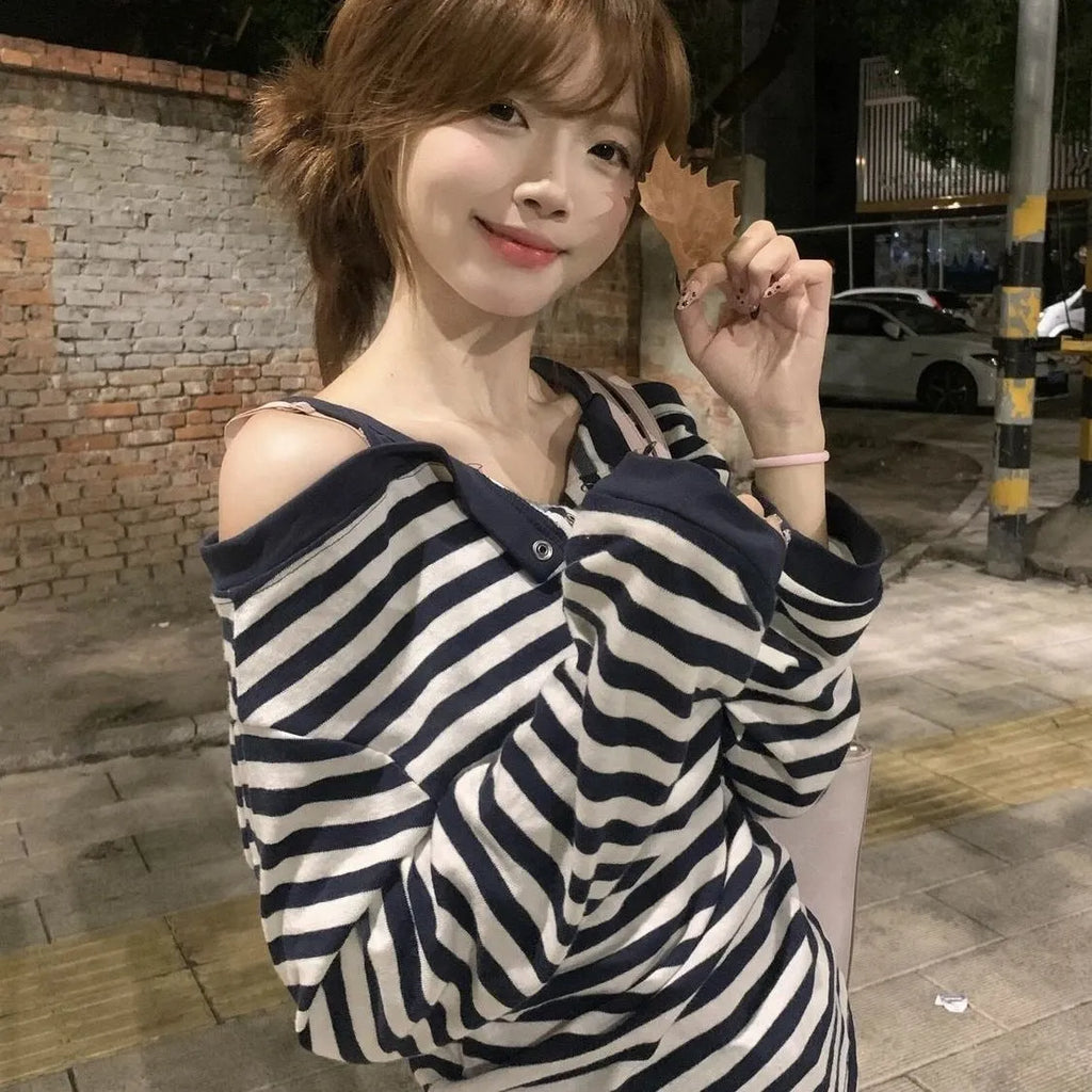 Dark blue oversized women's long-sleeved T-shirt with viscose fibre, featuring striped embroidery and button details in Korean style.