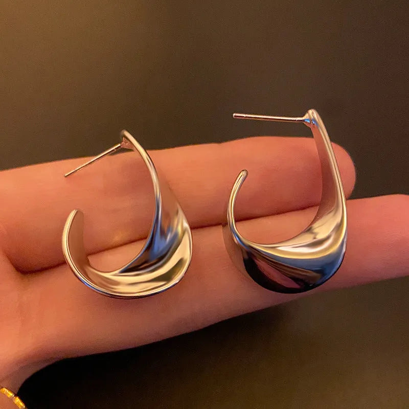 Metal twisted design geometric round earrings in gold or silver colour with post fittings