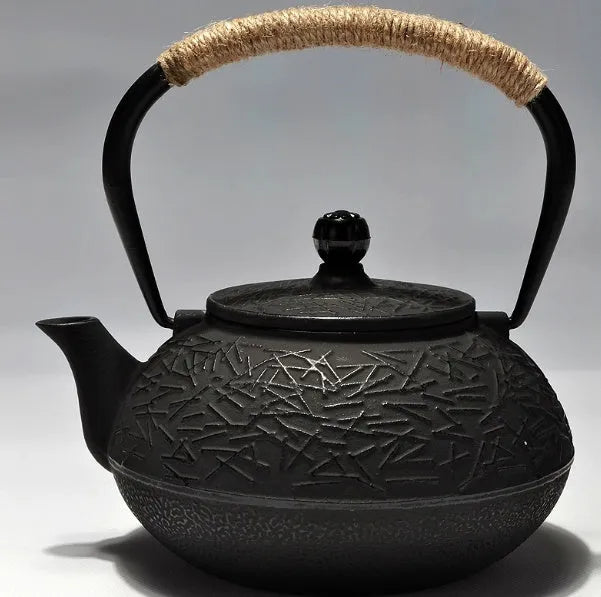 Cast iron teapot with Japanese decorative pattern and enamel interior, 0.9 litre capacity
