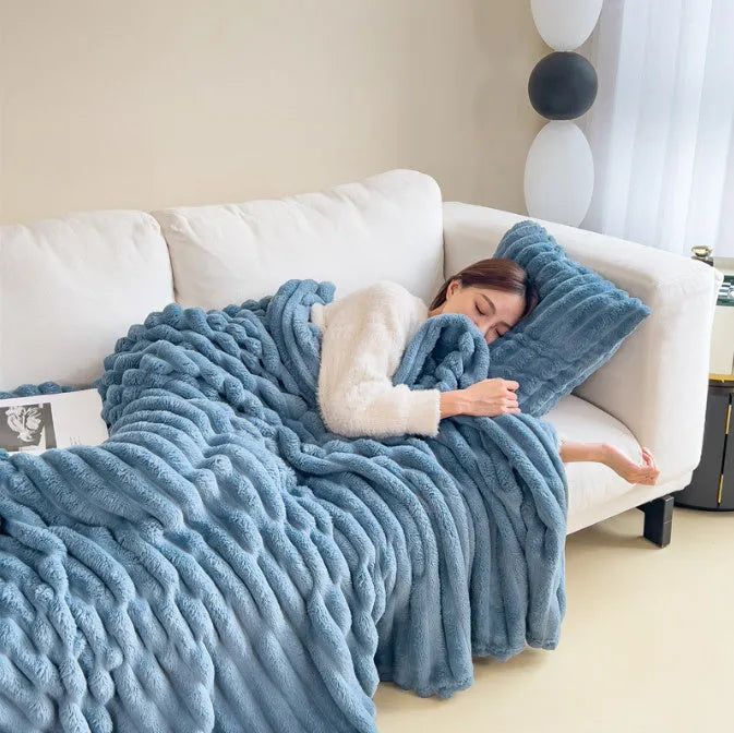 Solid colour double-sided thickening faux rabbit fur blanket in bubble velvet material.