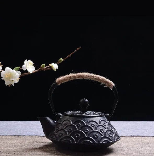 Cast iron teapot with Japanese decorative pattern and enamel interior, 0.9 litre capacity