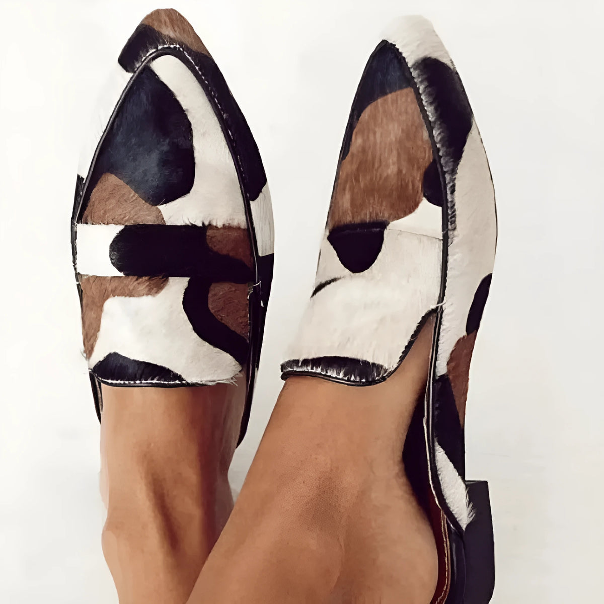 Women's black and white apricot retro pointed-toe shoes with imitation horse hair pattern and low heel