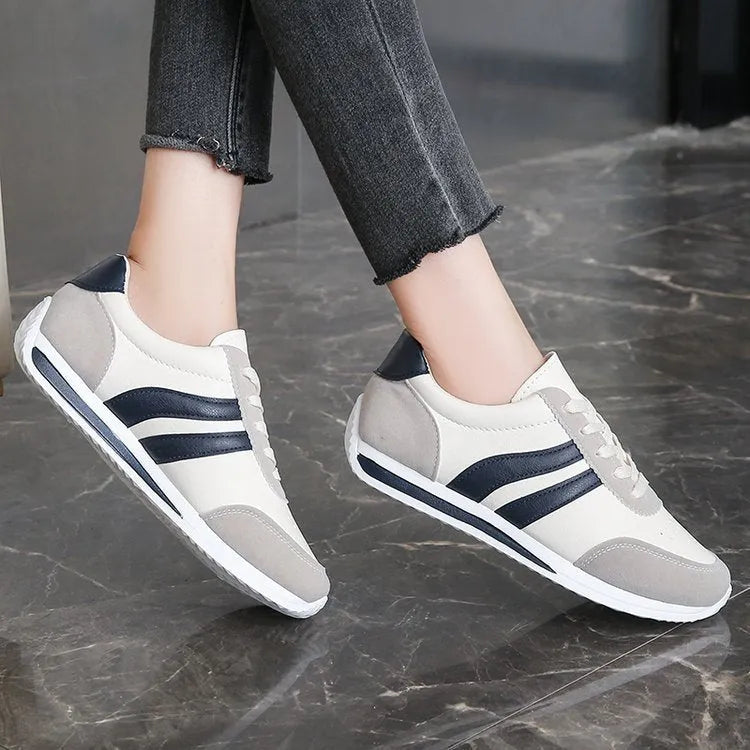 Low-top lace-up running sneakers in blue with mesh upper and rubber sole