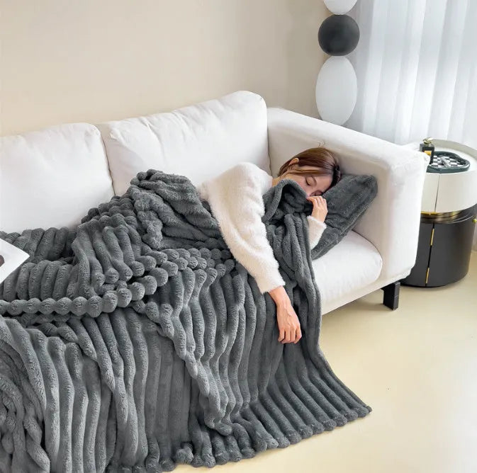 Solid colour double-sided thickening faux rabbit fur blanket in bubble velvet material.