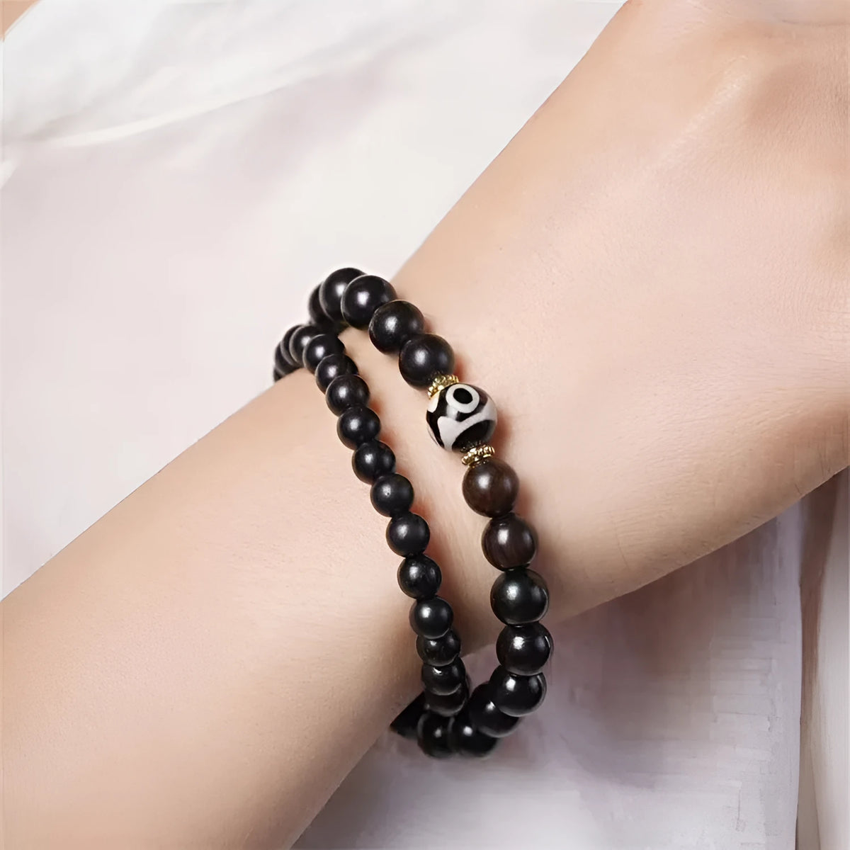 Ebony Tibet beads bracelet with 8mm wooden beads in two-circle retro design