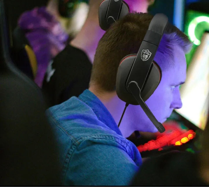 Black wired gaming computer headset with 40mm speakers for heavy bass audio