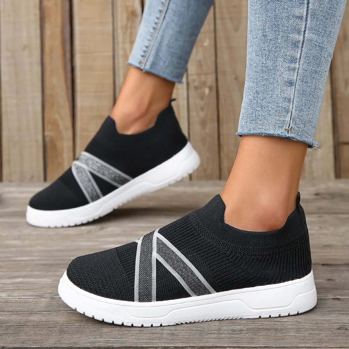 Women's black flat-bottom flyknit mesh shoes with round toe and tassel detail