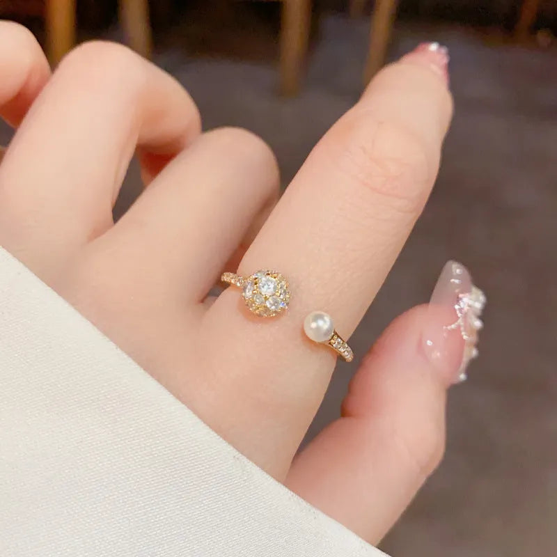 Open-end geometric pearl ring with round zircon elements and thick gold plating