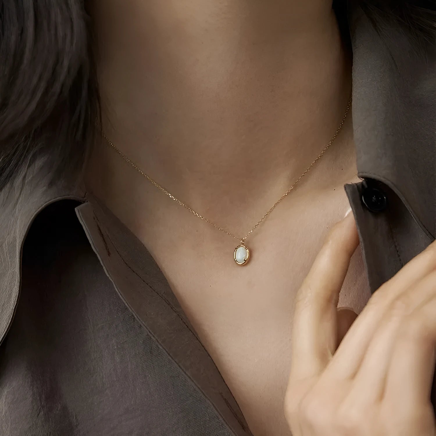 Geometric oval pendant necklace with jelly opal in 925 silver with gold finish