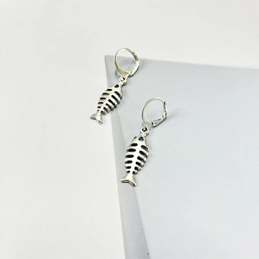Retro fishbone-themed alloy necklace with adjustable O-chain and matching earrings.