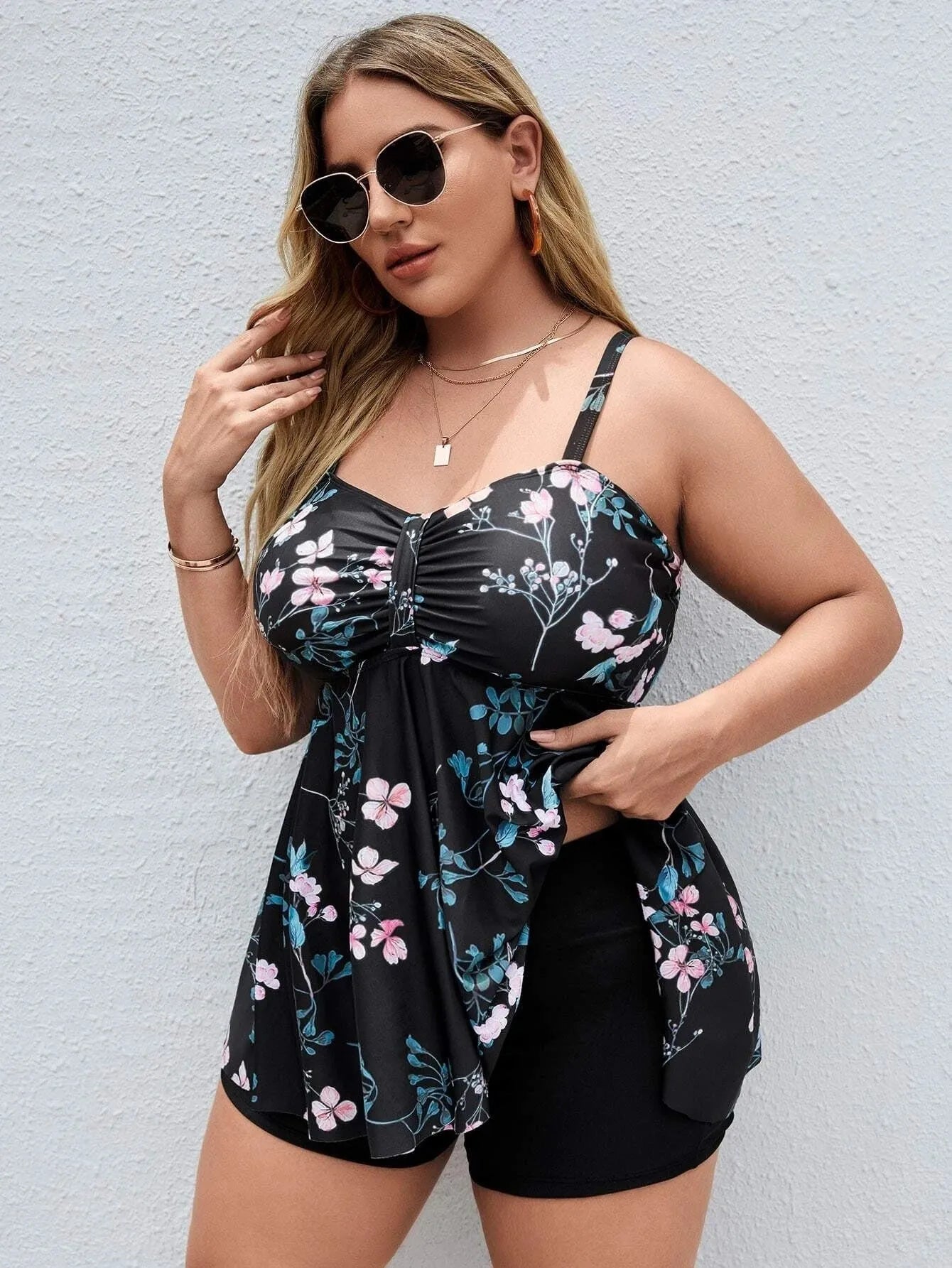 Women's floral print one-piece swimsuit with split-colour design in extended sizes from 0XL to 4XL.