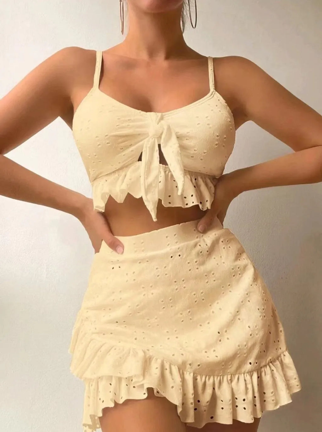 Women's solid colour three-piece bikini with split hip skirt in polyester fabric with lining