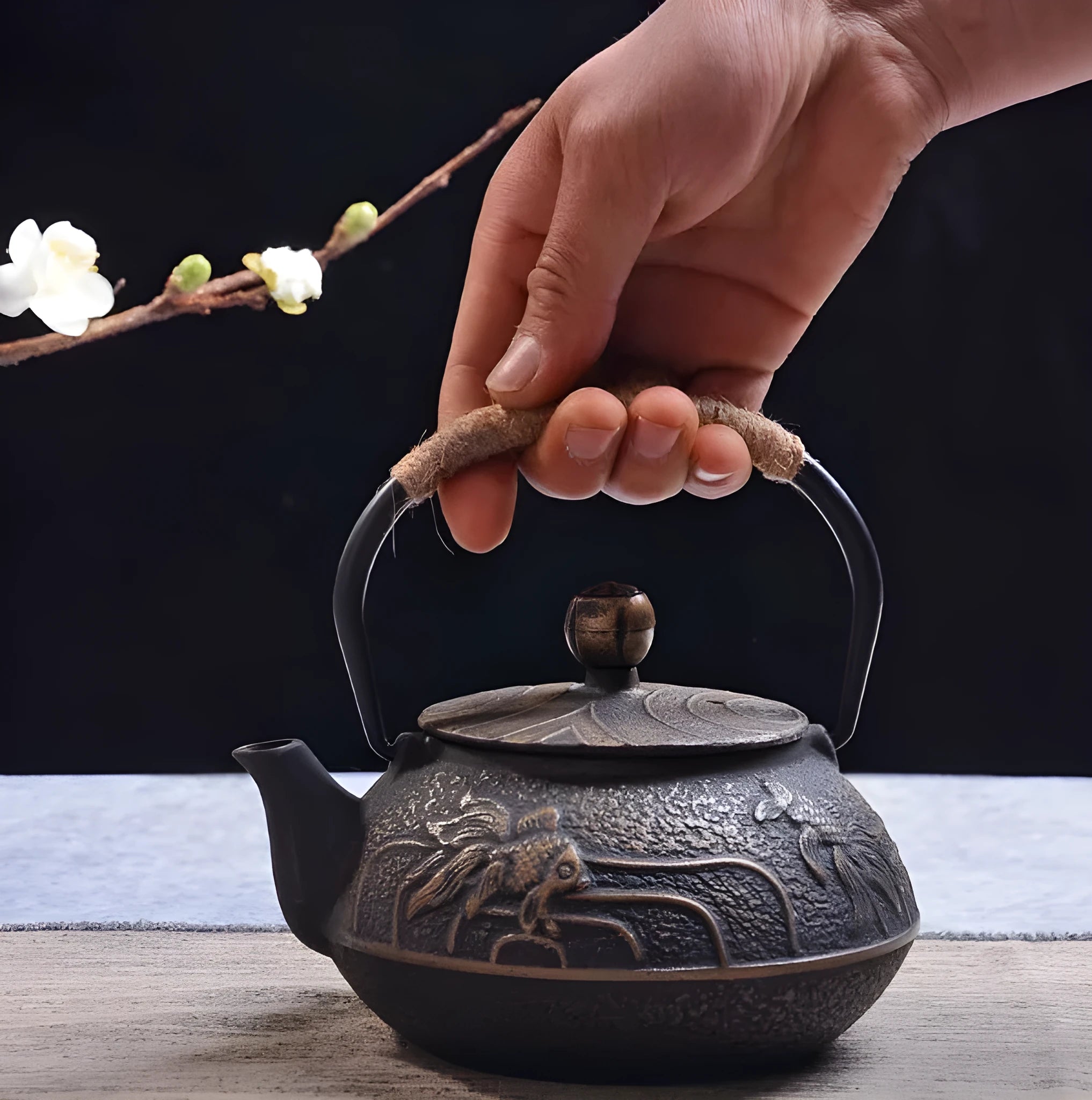 Cast iron teapot with Japanese decorative pattern and enamel interior, 0.9 litre capacity