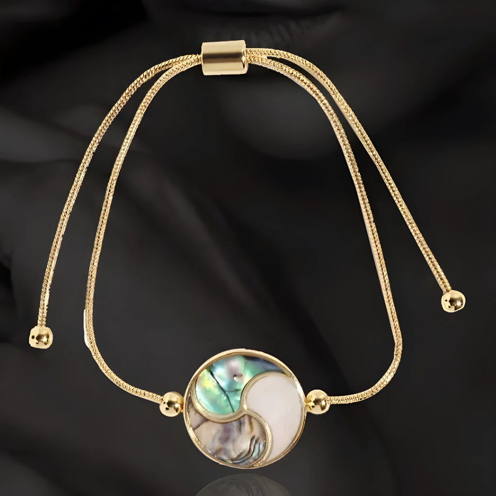 Colourful shell bracelet in a fresh and sweet style, light and simple single-piece shell jewellery for summer and everyday wear