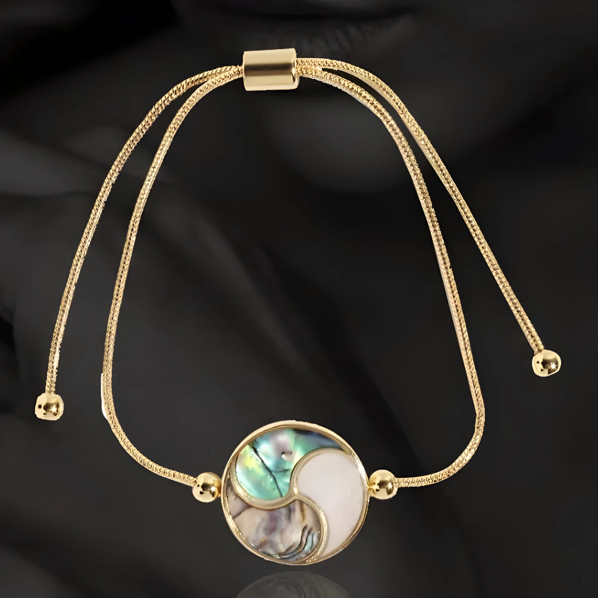 Colourful shell bracelet in a fresh and sweet style, light and simple single-piece shell jewellery for summer and everyday wear