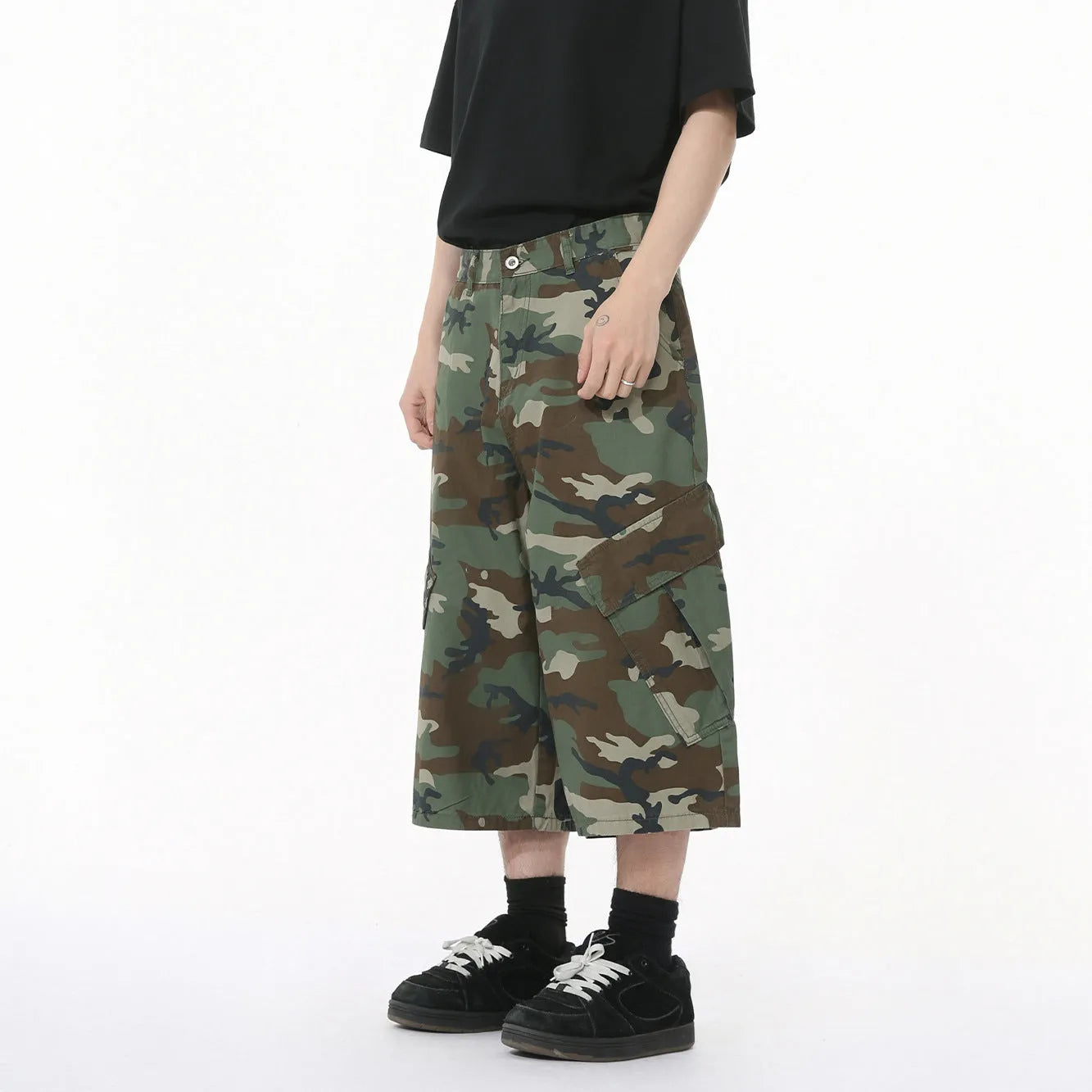 Men's camouflage pattern cotton trousers with wide leg loose fit and visible side stitching