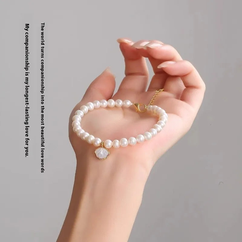 Freshwater pearl bracelet for women with 5-6mm pearls and fan design, available with elastic or chain closure