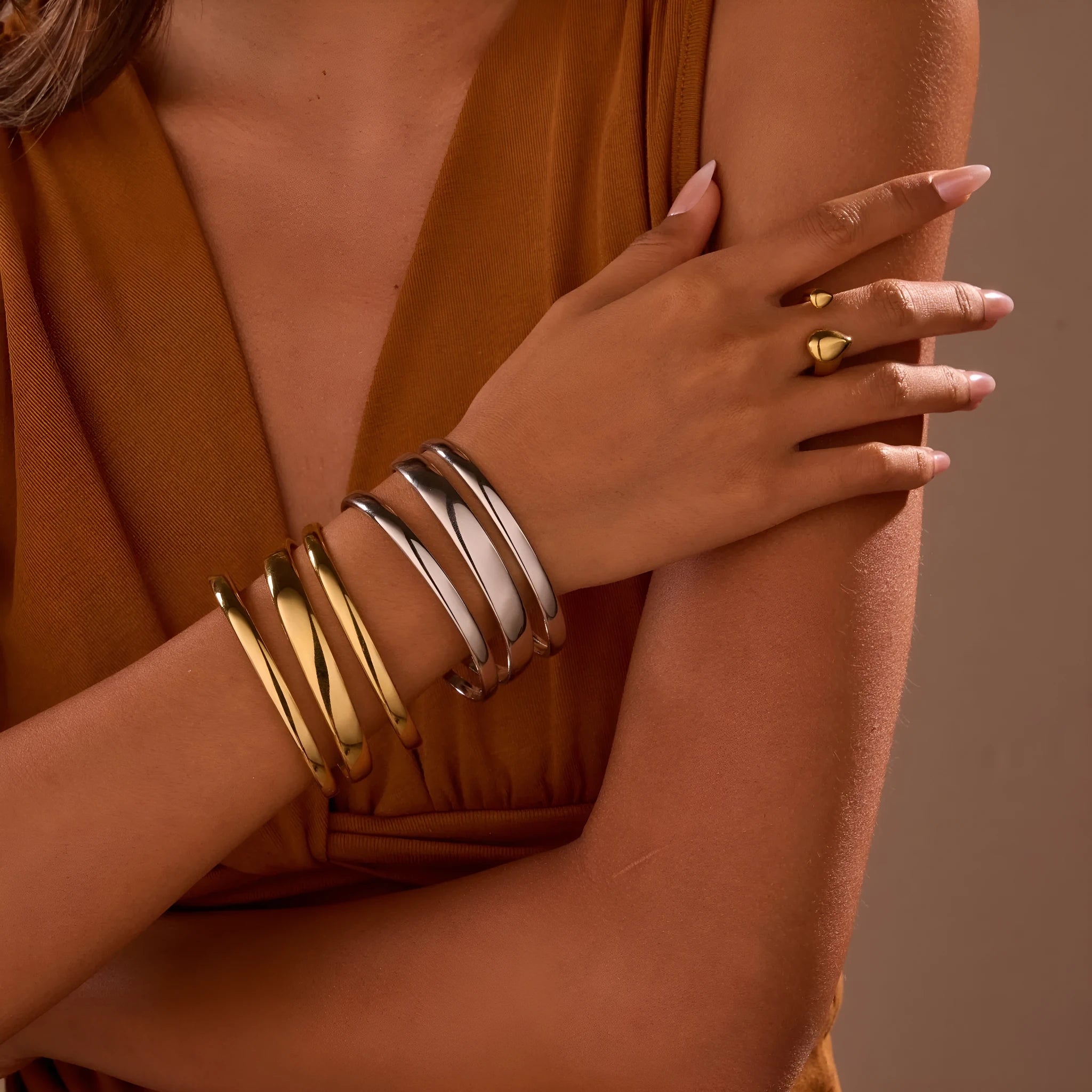 Stainless steel bracelet with simple opening clasp in geometric line design for women