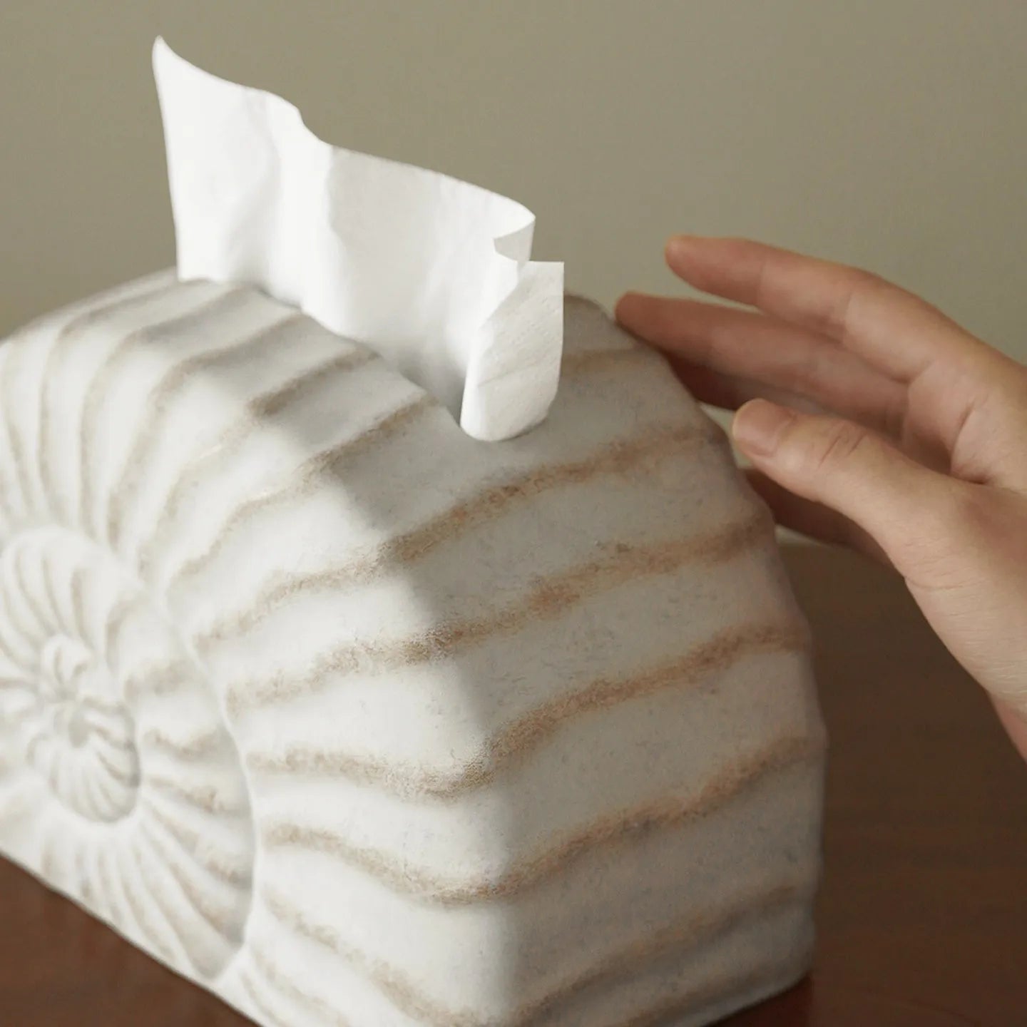 Conch ramble resin tissue box with sea shell design for home decoration