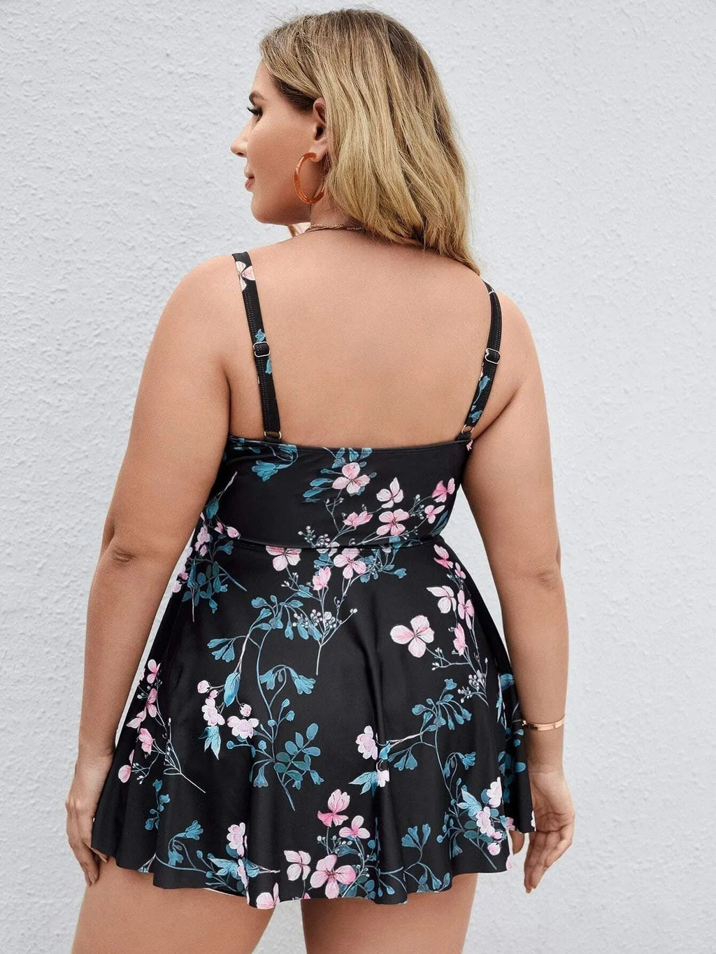 Women's floral print one-piece swimsuit with split-colour design in extended sizes from 0XL to 4XL.