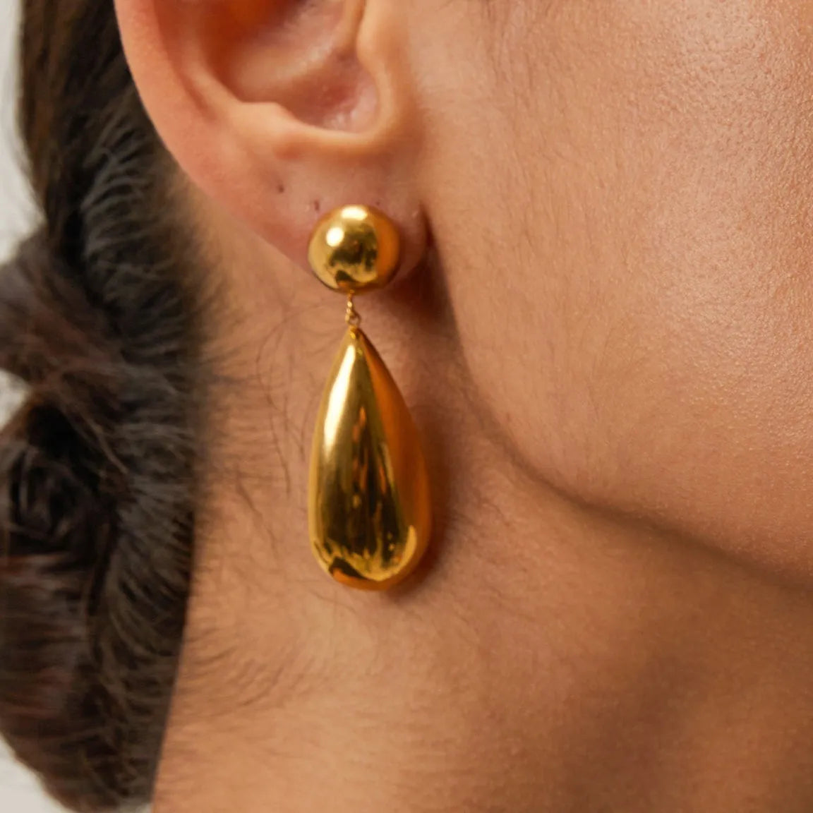 Gold-coloured stainless steel earrings with hemisphere and water drop pendant design