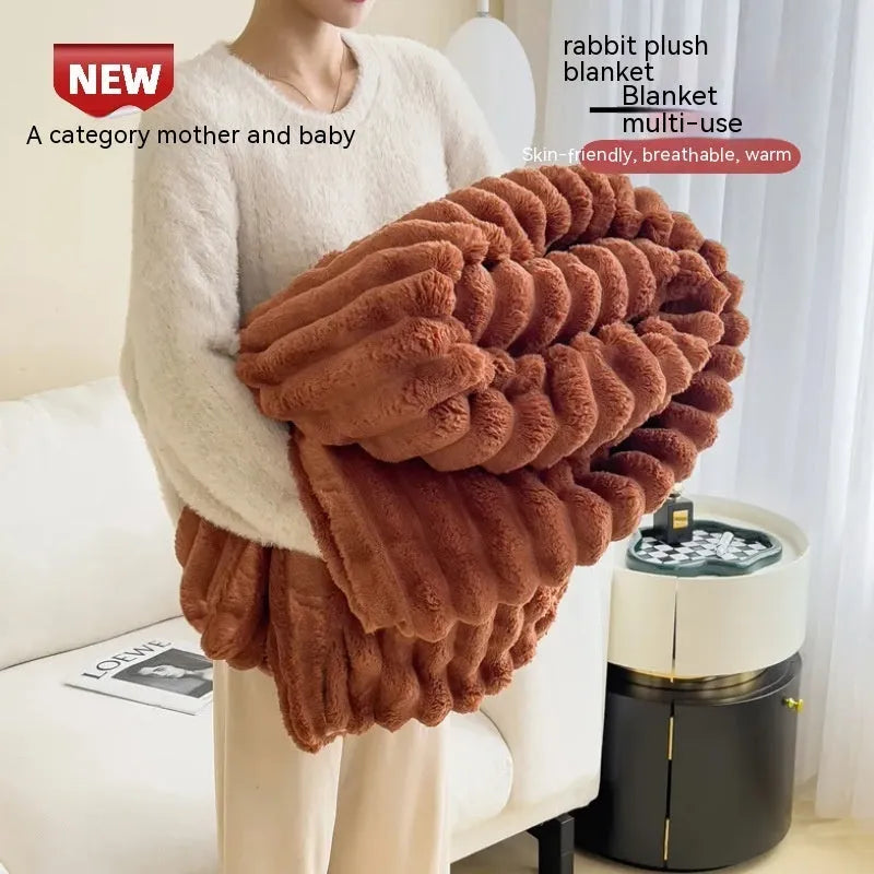 Solid colour double-sided thickening faux rabbit fur blanket in bubble velvet material.