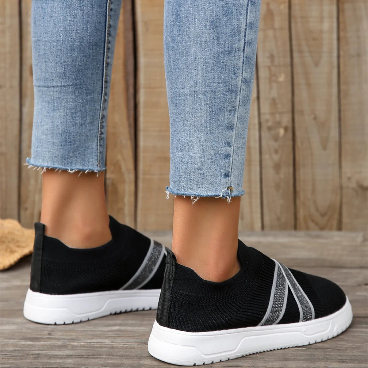 Women's black flat-bottom flyknit mesh shoes with round toe and tassel detail