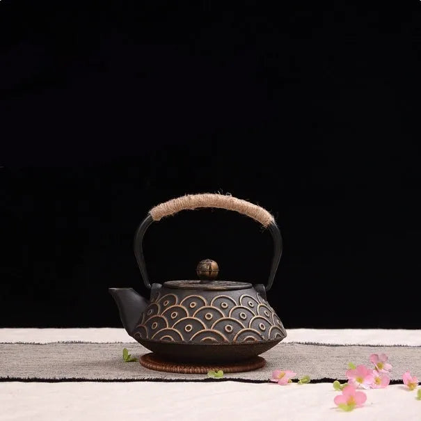 Cast iron teapot with Japanese decorative pattern and enamel interior, 0.9 litre capacity