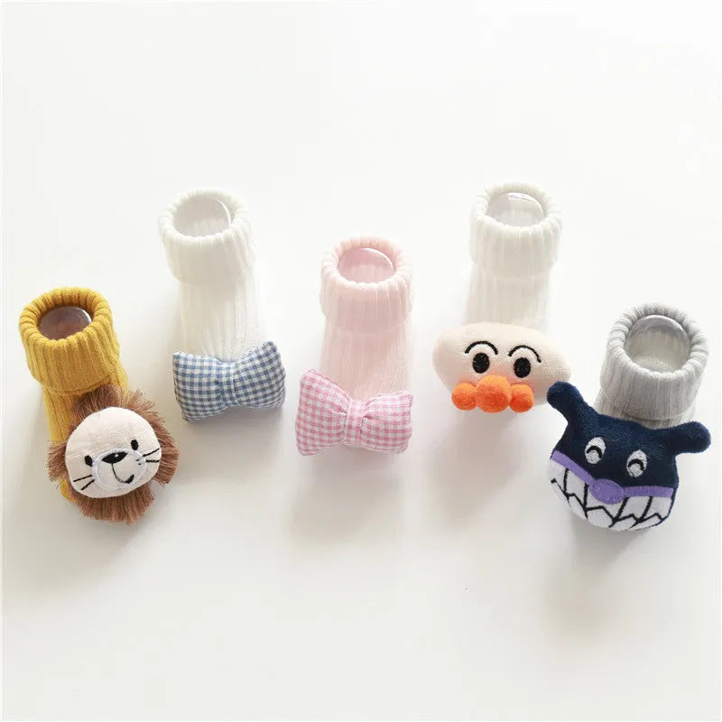 Cotton baby floor socks in various designs including blue bow and lion, showing sizes for infants 0-3 months