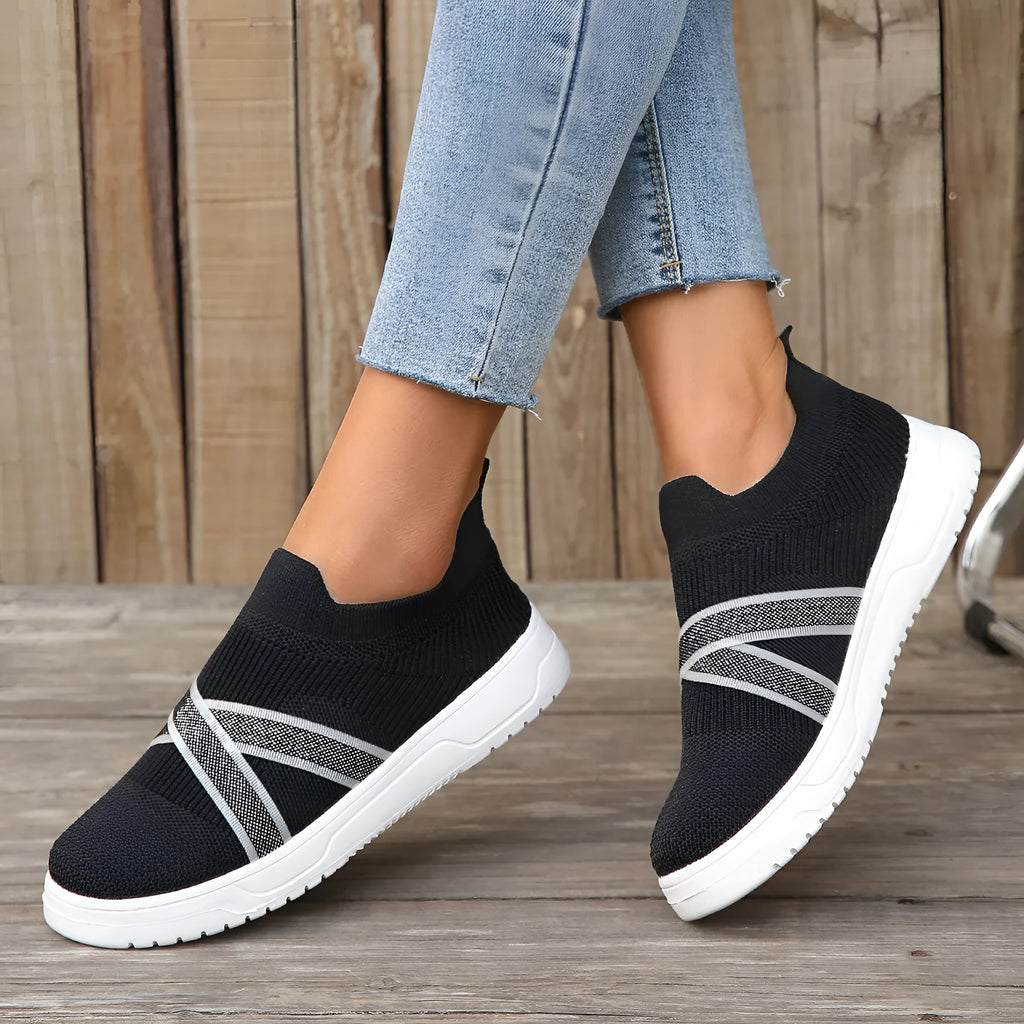 Women's black flat-bottom flyknit mesh shoes with round toe and tassel detail