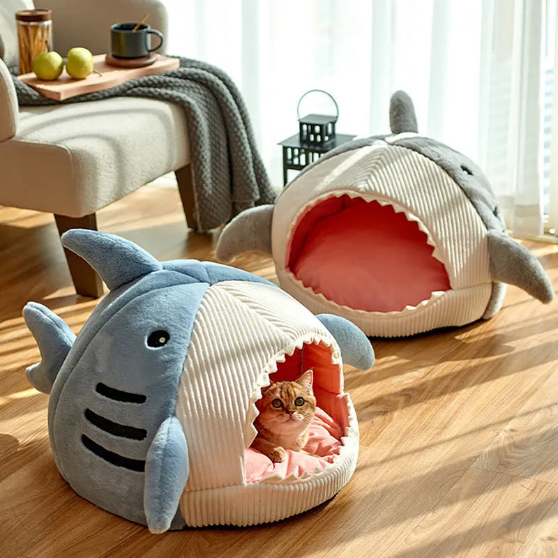 Shark-shaped semi-closed cat and dog kennel in rabbit hair fabric with beige stripe and PP cotton fill