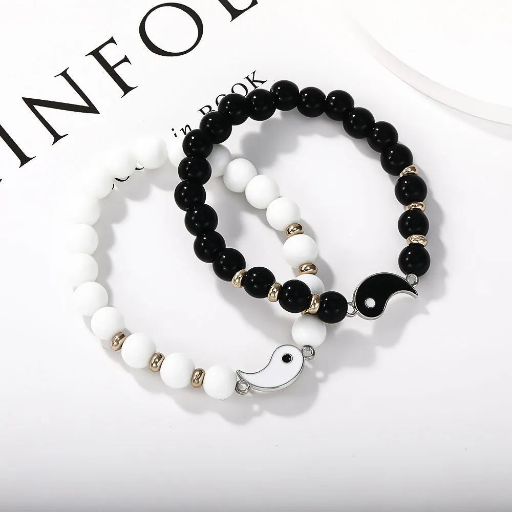 Alloy geometric eight-diagram bracelet with electroplated finish in four colour options