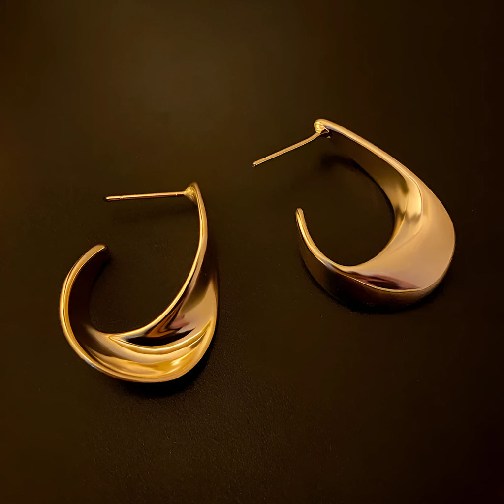 Metal twisted design geometric round earrings in gold or silver colour with post fittings