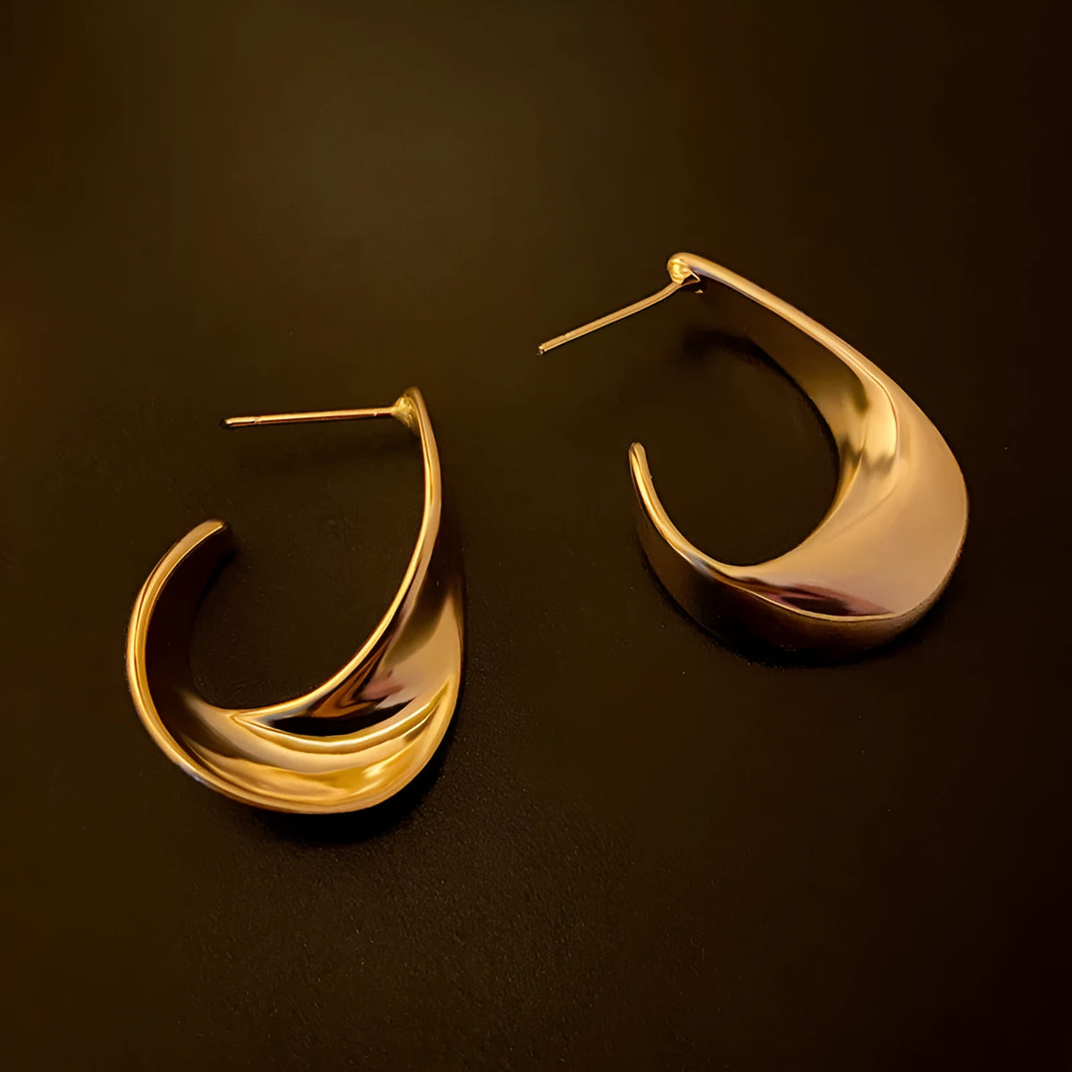 Metal twisted design geometric round earrings in gold or silver colour with post fittings
