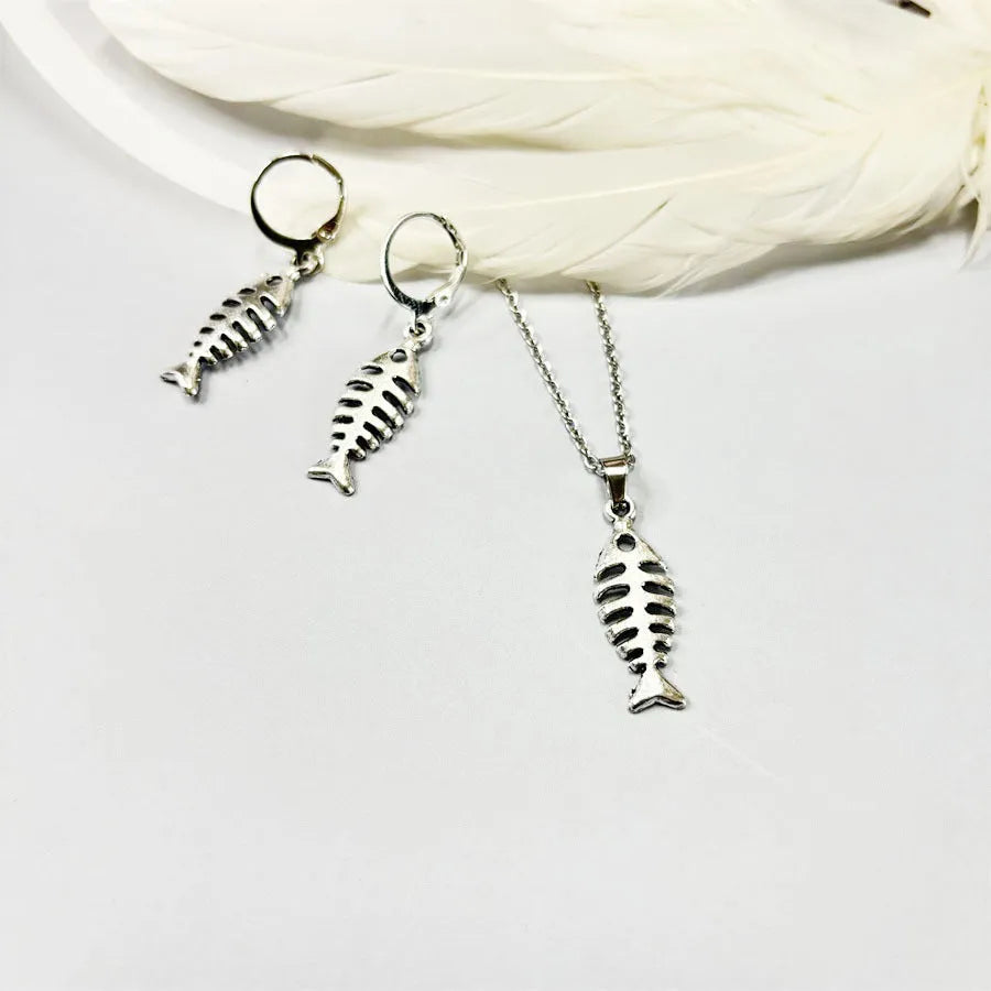 Retro fishbone-themed alloy necklace with adjustable O-chain and matching earrings.