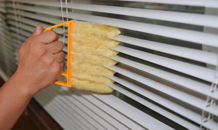 Plastic Venetian blind cleaning brush with removable washable rollers and rustproof body