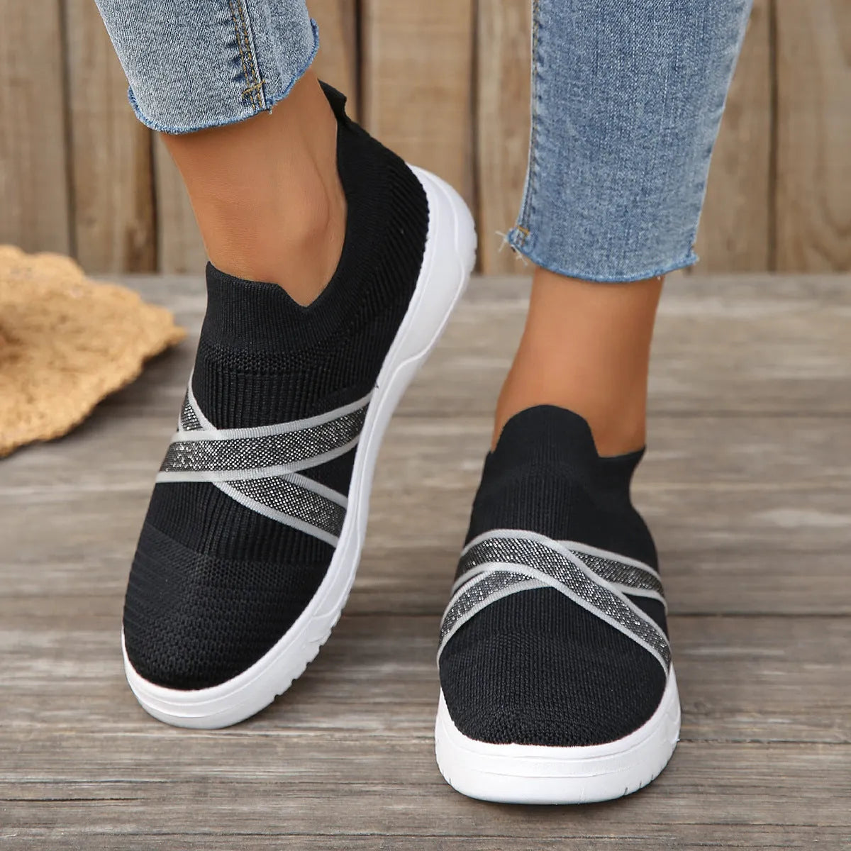 Women's black flat-bottom flyknit mesh shoes with round toe and tassel detail