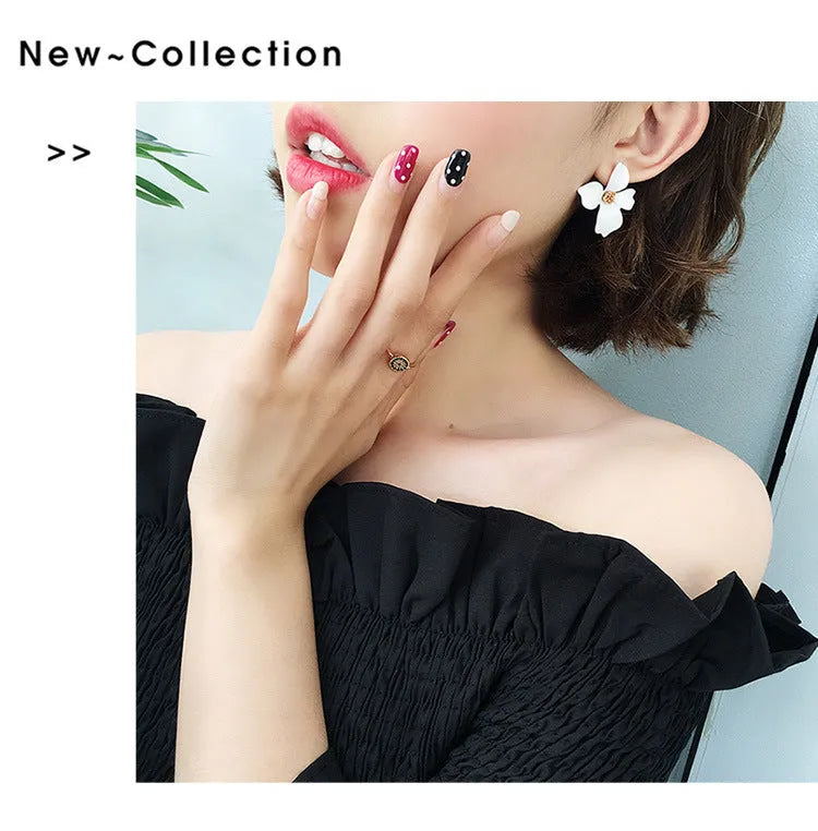 Flower-shaped stud earrings in white or pink colour with electroplated alloy construction