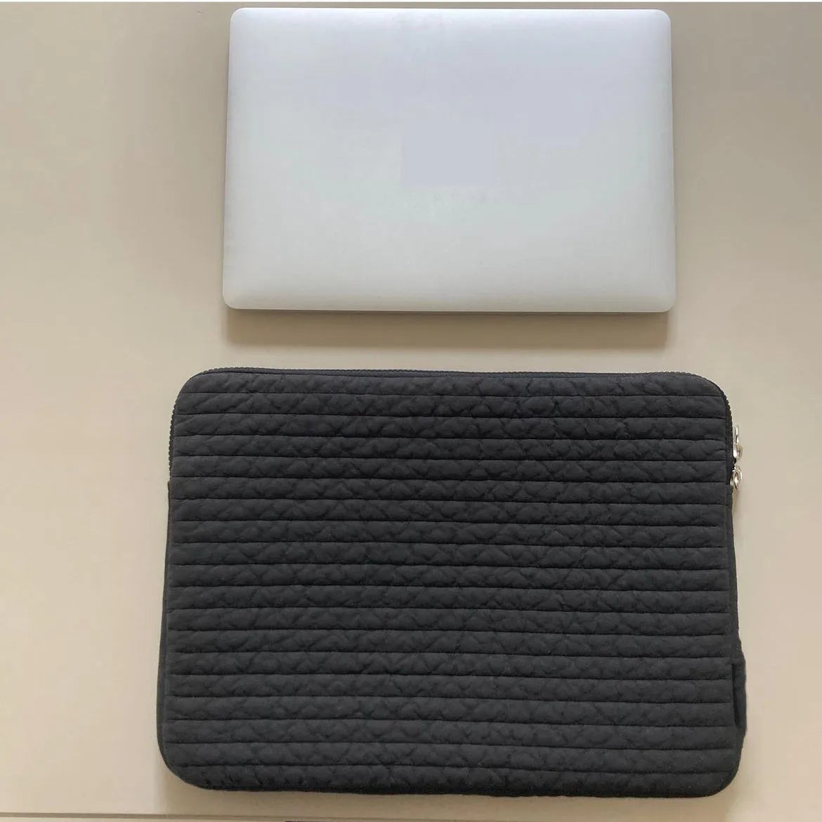 Hand-held black and white anti-seismic laptop bag for tablets in multiple sizes