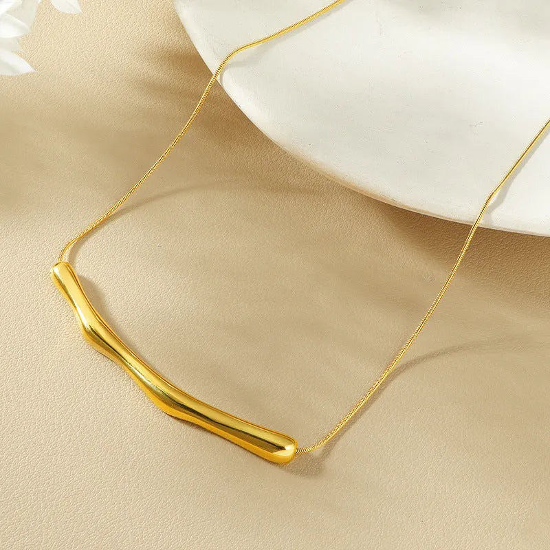 Women's titanium steel necklace with irregular pleated chain in gold electroplated finish
