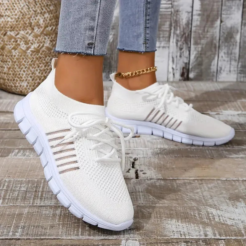 Breathable ladies flat shoes in mesh with round toe and front tie closure